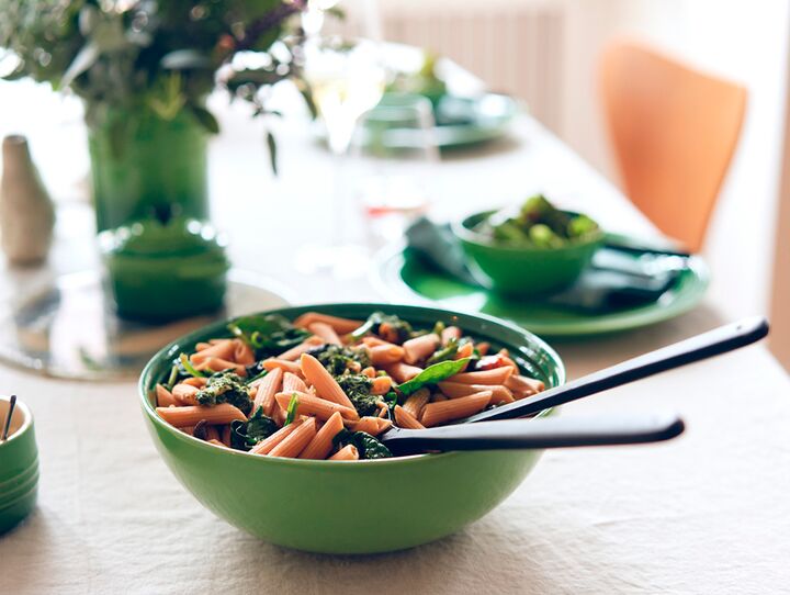 Salat aus roten Linsennudeln und Spinat mit Karottengrün-Pesto