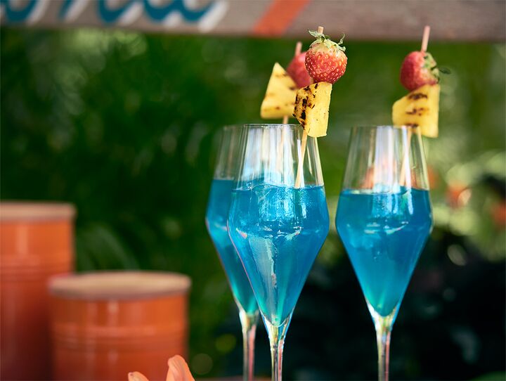 Blue Hawaiian Cocktail mit gegrillter Ananas