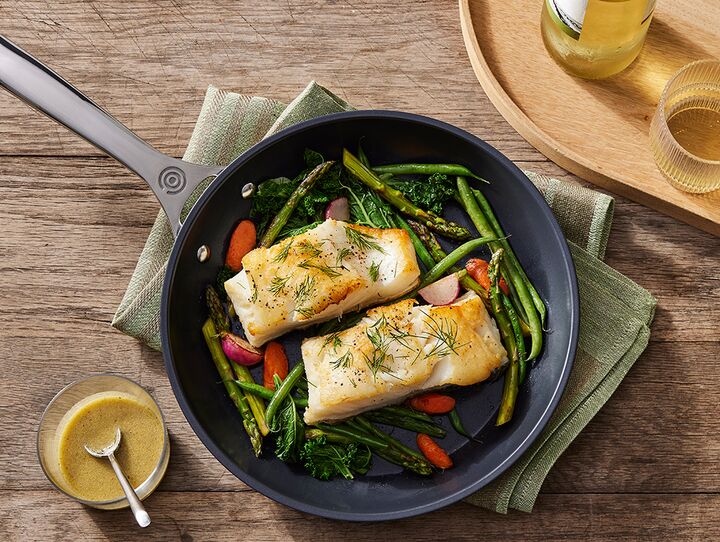 Gebratener Fisch mit Zitronen-Senfsauce aus der Pfanne