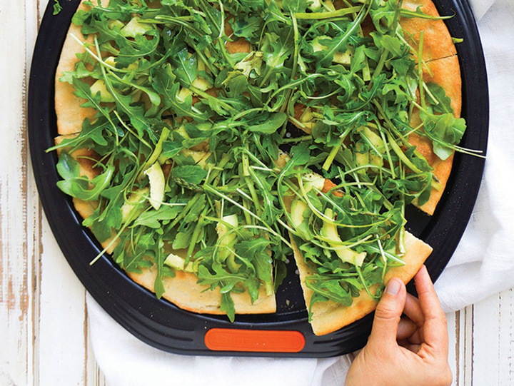 Pizza mit grünem Spargel, Avocado und Rucola